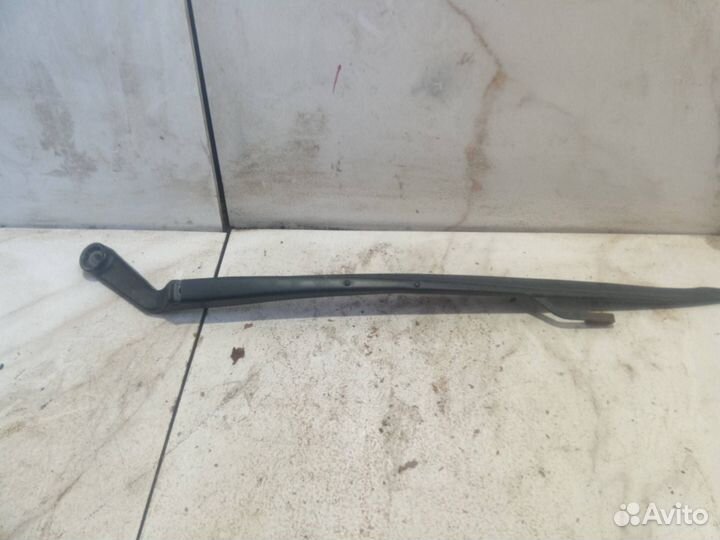 Поводок стеклоочистителя левый LADA Priora 2010