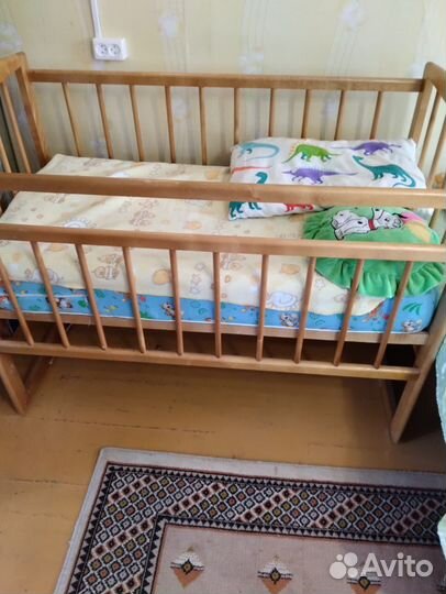 Детская кроватка с маятником