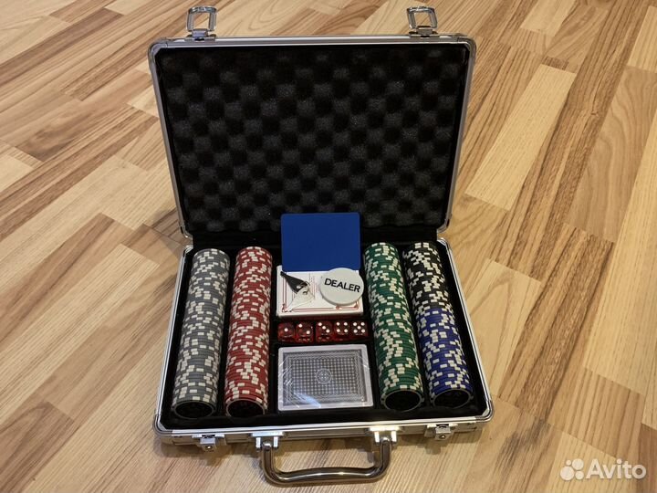 Покерный набор на 200 фишек