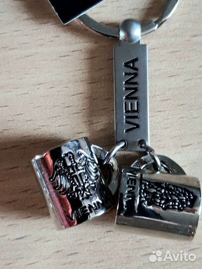 Сувениры брелоки из разных стран