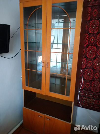 Витражный посудный шкаф