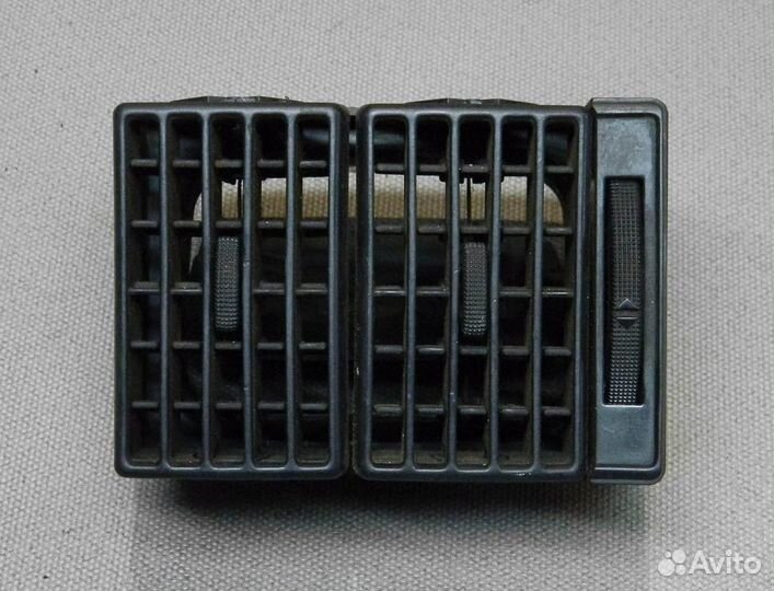 Дефлектор торпедо правый Audi 80 B3