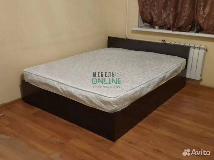 Кровать двуспальная с матрасом