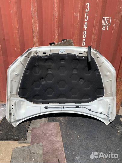 Капот Volvo V70 P3 с дефектом Вольво V70 P3