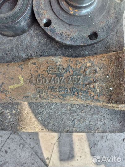 Кулак поворотный левый