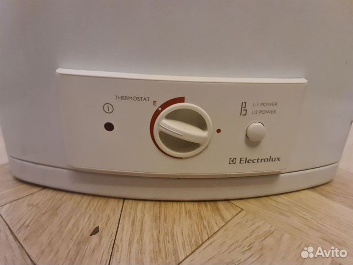 Бойлер водонагреват. Electrolux EWH 30-SL 30 л бу