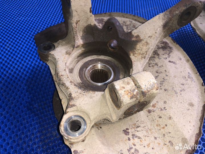 Передний левый поворотный кулак lancer 9