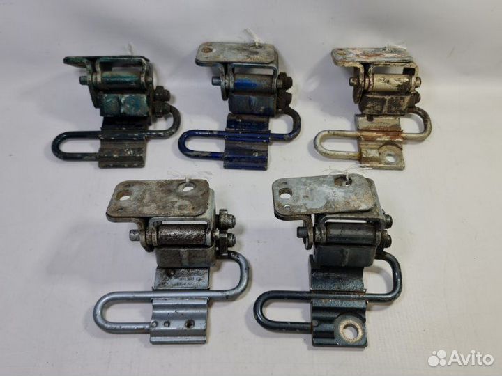 Петля двери нижняя задняя левая Volkswagen Passat