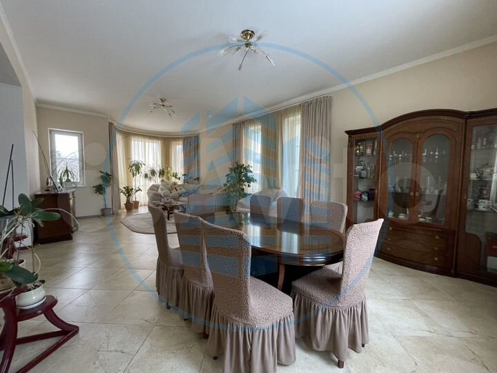 Дом 277,3 м² на участке 5,5 сот.