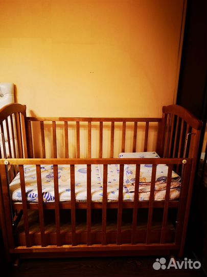 Детская кроватка с маятником