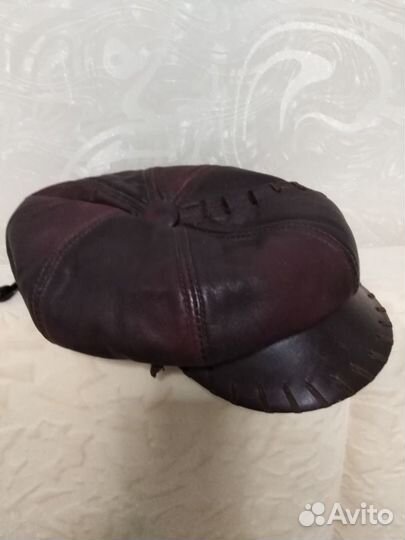 Продаю берет, кожаный с козырьком