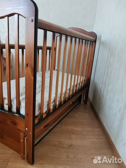 Детская кроватка с продольным маятником