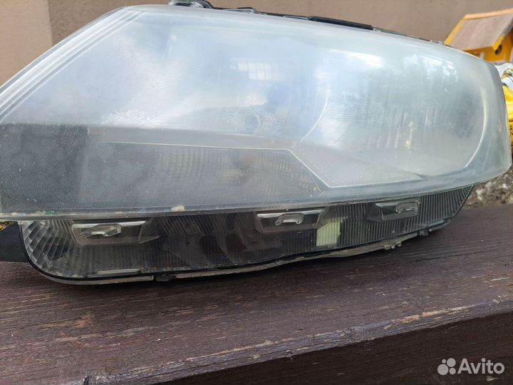 Фара левая Skoda Rapid