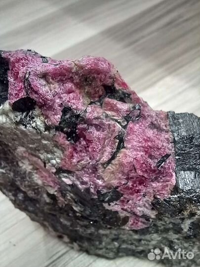 Эвдиалит (Лопарская кровь), очень красивый