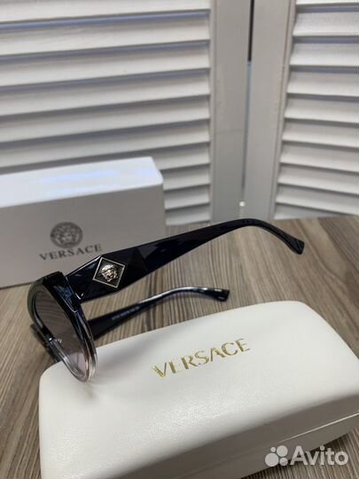 Солнцезащитные очки Versace