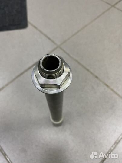 Suzuki gsxr 600 750 L1 ось переднего колеса