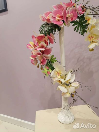 Композиция в вазе из исскуственных орхидей