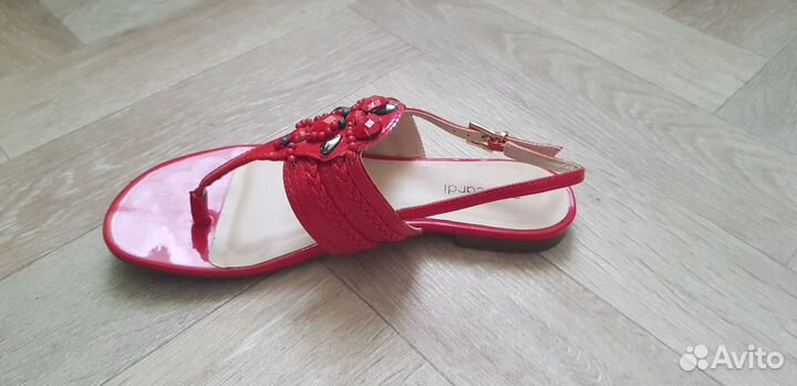 2 пары босоножек