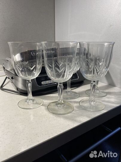 Бокалы для вина и стаканы