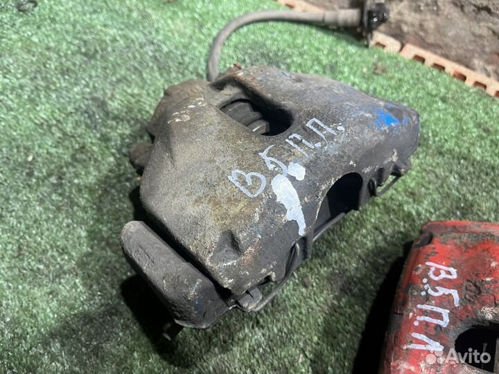 Суппорт передний Ауди А6 C5 Пассат B5 левый правый