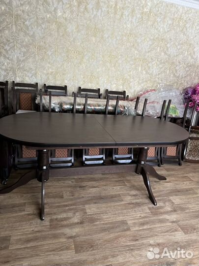 Стол и стулья