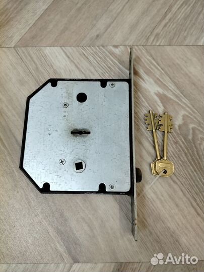 Замок дверной