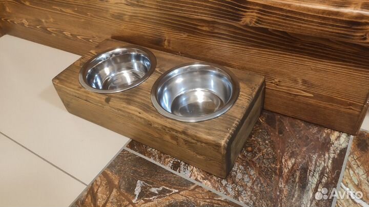Миски на деревянной подставке