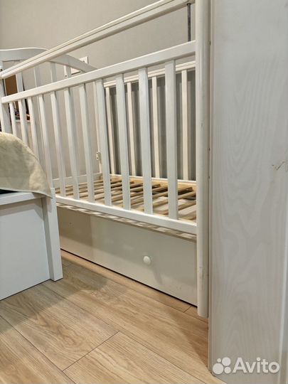 Детская кроватка с маятником и ящиком