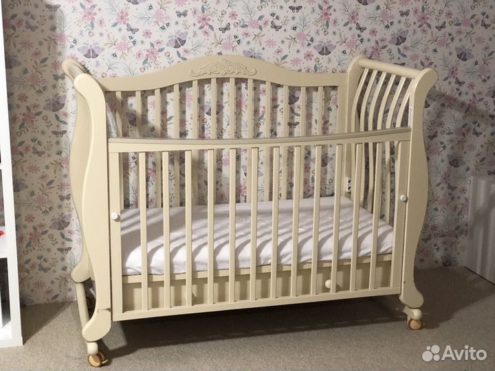 Детская кровать, пеленальный комод Гандылян