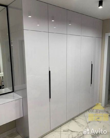 Книжный шкаф