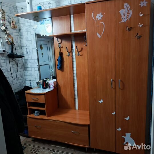 Прихожая со шкафом и зеркалом