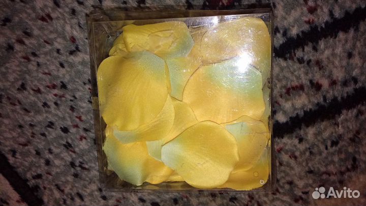 Лепестки роз