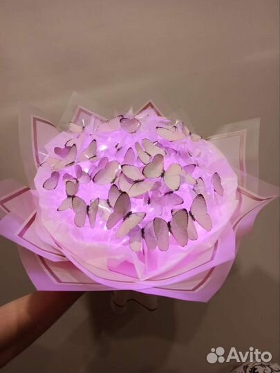 Светящийся букет из 55 бабочек