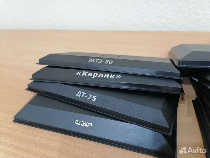 Подставки для моделей тракторов