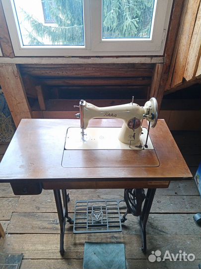 Швейная машина Тикка со столом