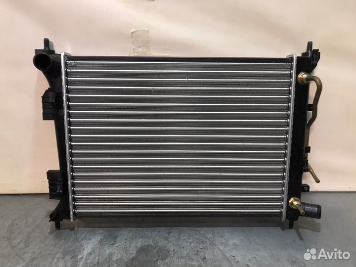 Радиатор охлождения Hyundai Solaris