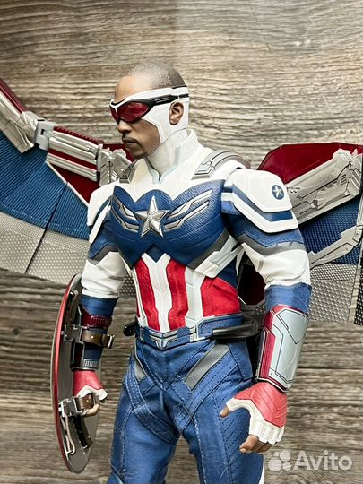 Hot Toys TMS040 Falcon Captain America