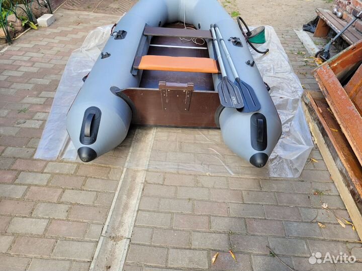 Надувная лодка с мотором 