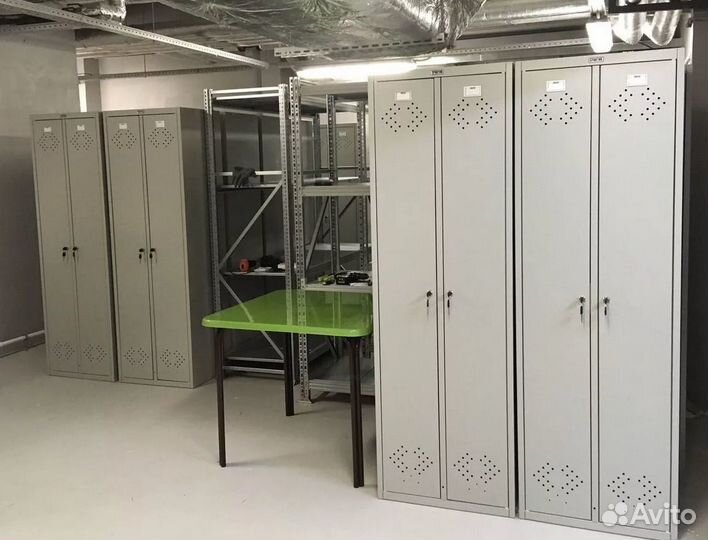 Металлический шкаф для раздевалки