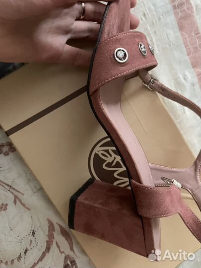 Босоножки 38 размер, на каблуке