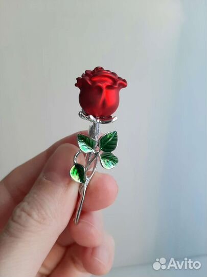 Брошь красная роза
