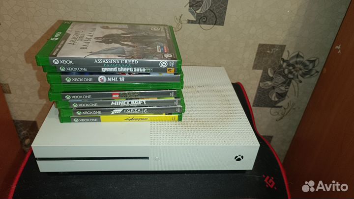 Xbox One s 500gb + игры + геймпад