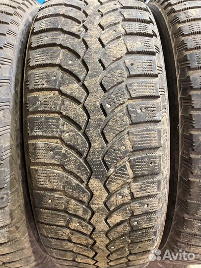 Bridgestone Blizzak Spike-01 235/65 R17 108T