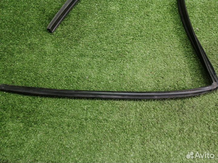 Уплотнитель стекла двери задний правый Lexus Es