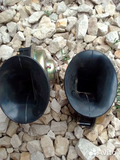 Два сигнала автомобильные на 24 в новые