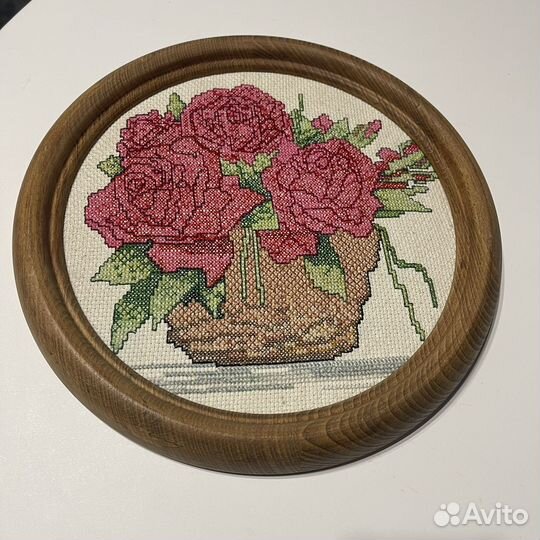 Панно картина вышивка крестиком розы в корзине