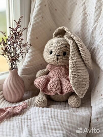 Вязаная игрушка зайка ручной работы