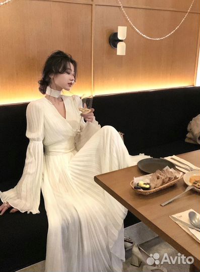 Платье плиссированное с чокером и v-вырезом