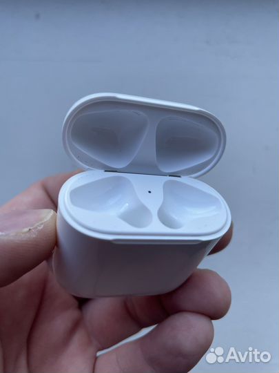 Зарядный кейс Apple Airpods