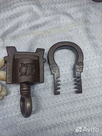Навесной замок старинный